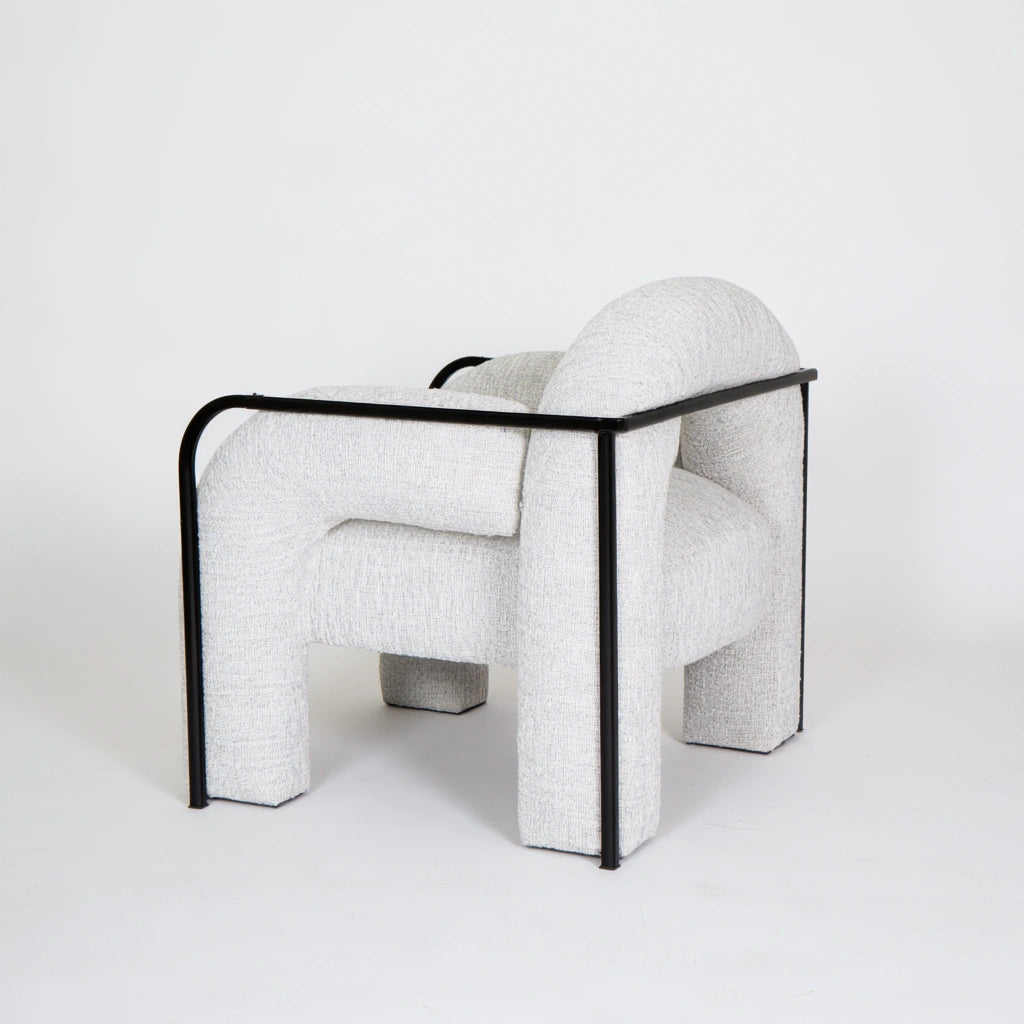 Vyrnloft verstelbare ligstoel in grijs, modern lounge chair with angled design, on white background, suitable for outdoor relaxing.